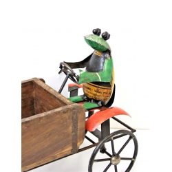 Żaba metalowa z wózkiem skrzynką drewnainą vintage recycling
